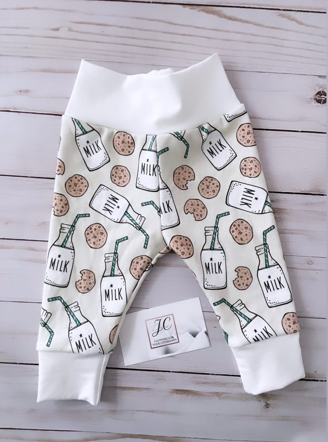 Tenue avec du lait et des biscuits