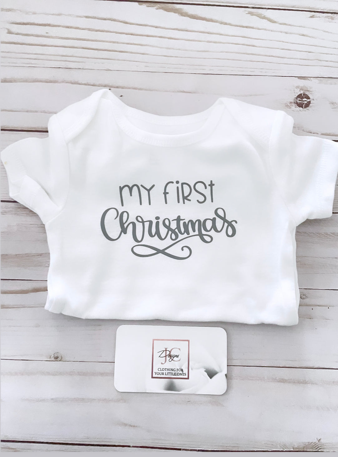 Tenue de petits camions rouges