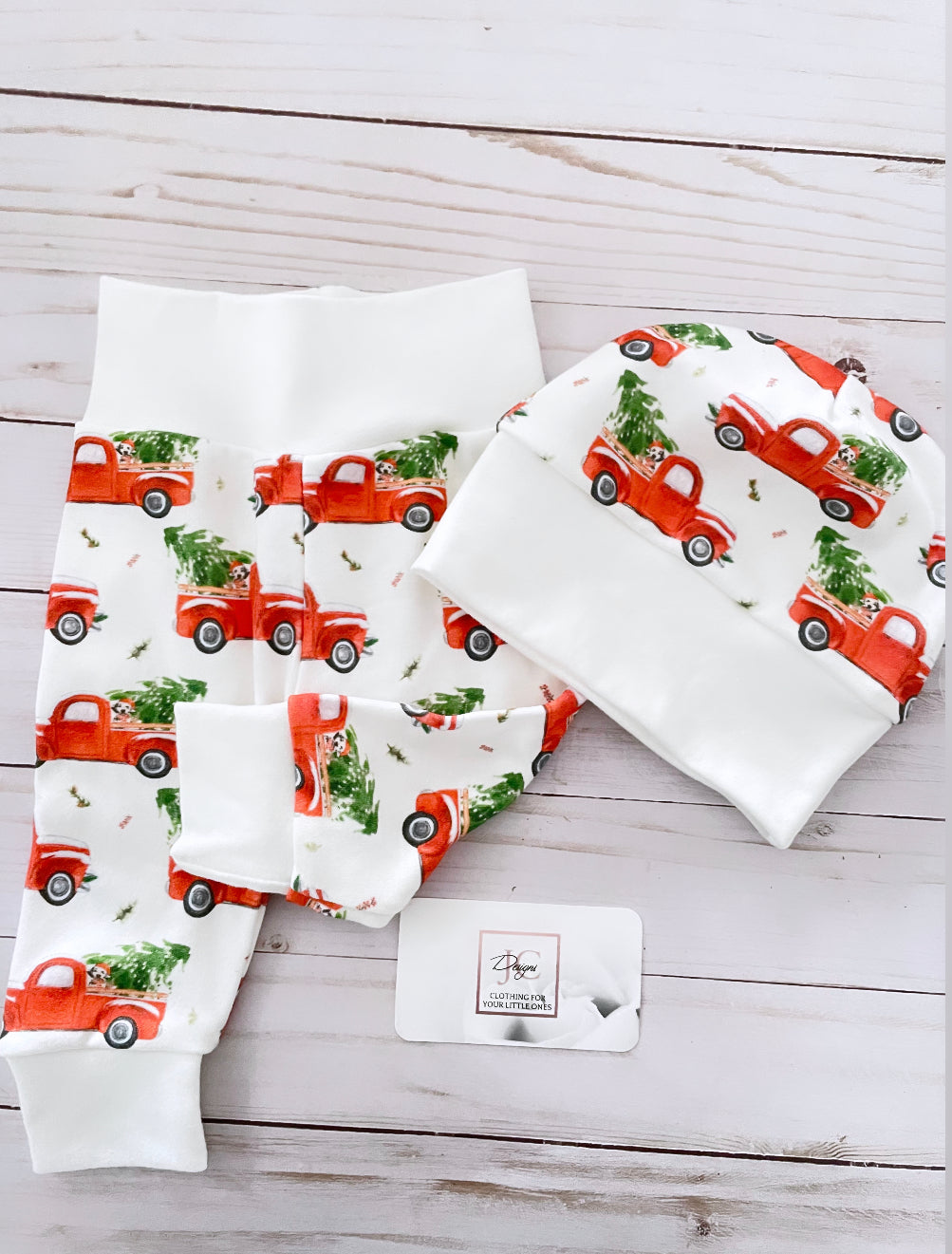 Tenue de petits camions rouges