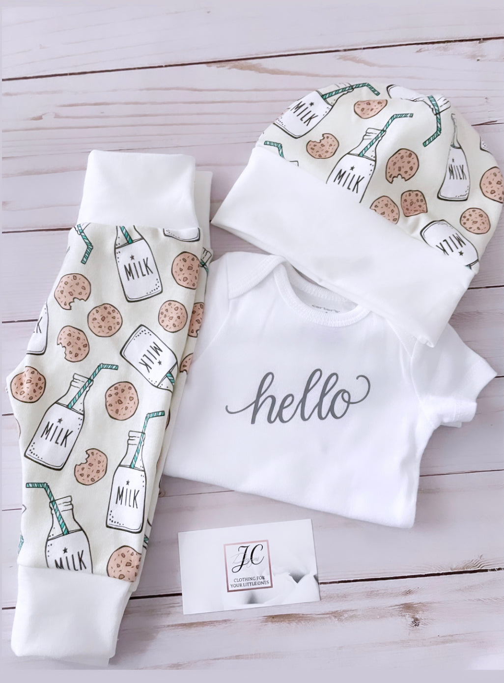Tenue avec du lait et des biscuits