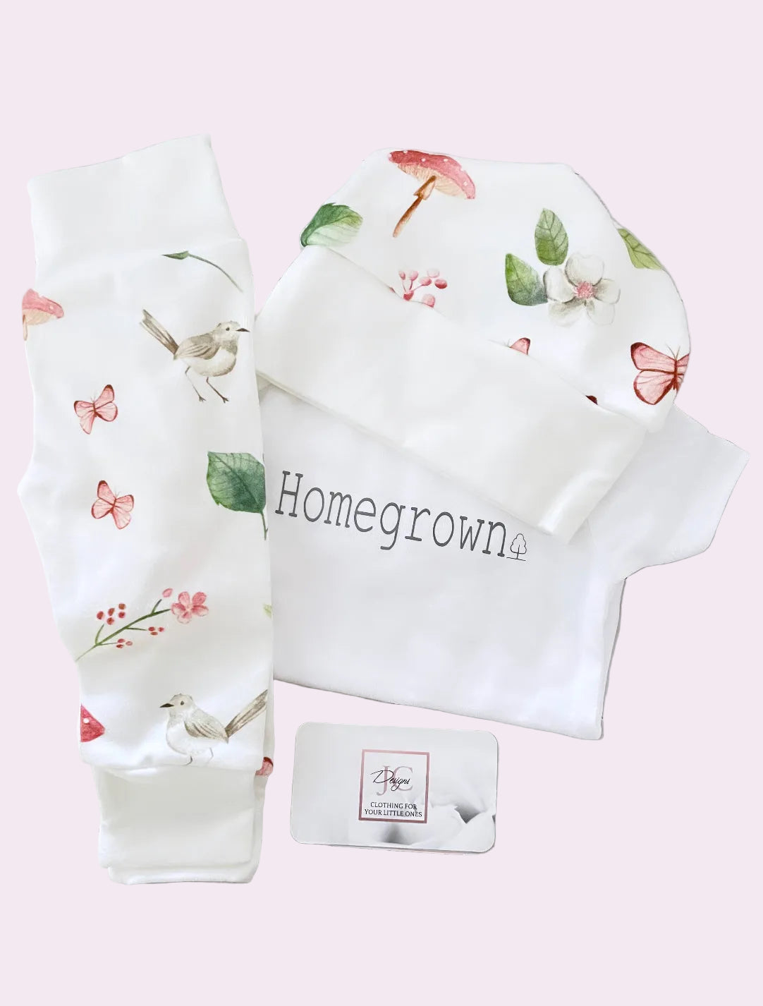 Tenue de champignons sauvages