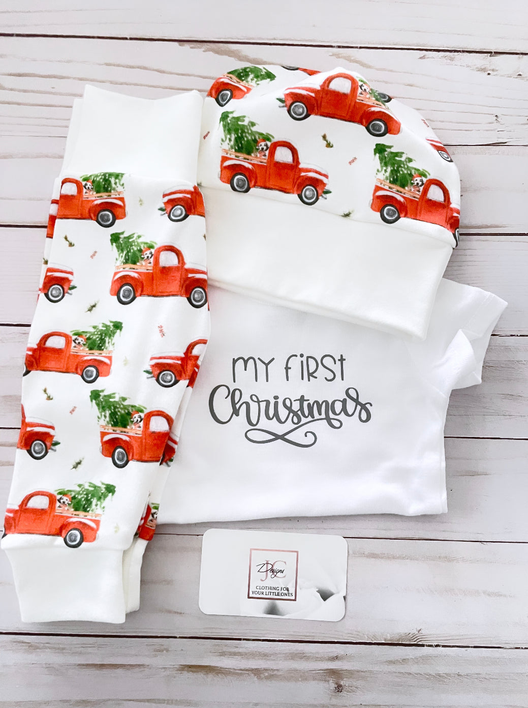 Tenue de petits camions rouges