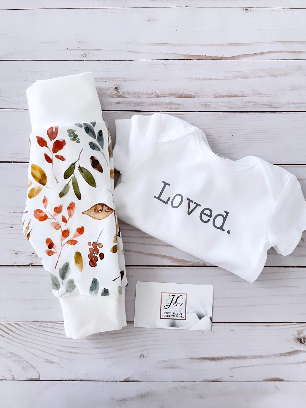 Tenue de feuilles à l'aquarelle
