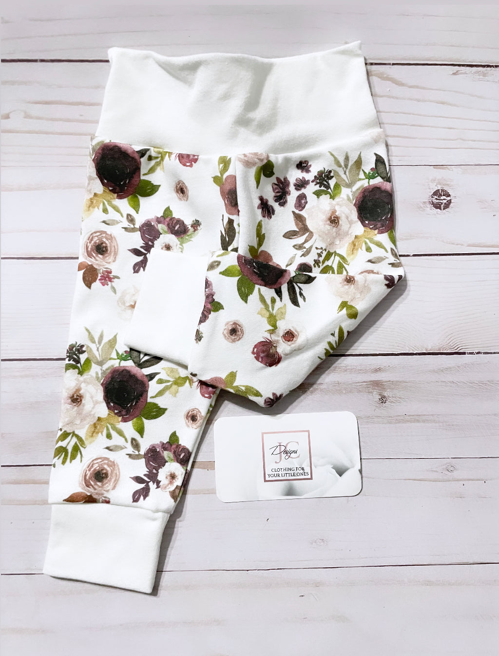 Tenue fleurie prune poudrée