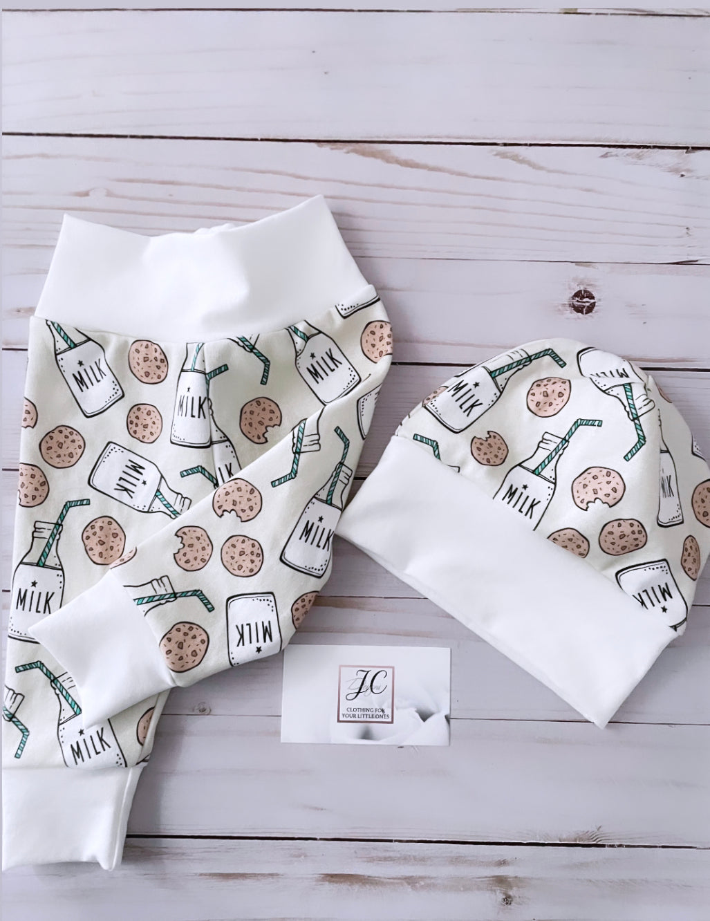 Tenue avec du lait et des biscuits