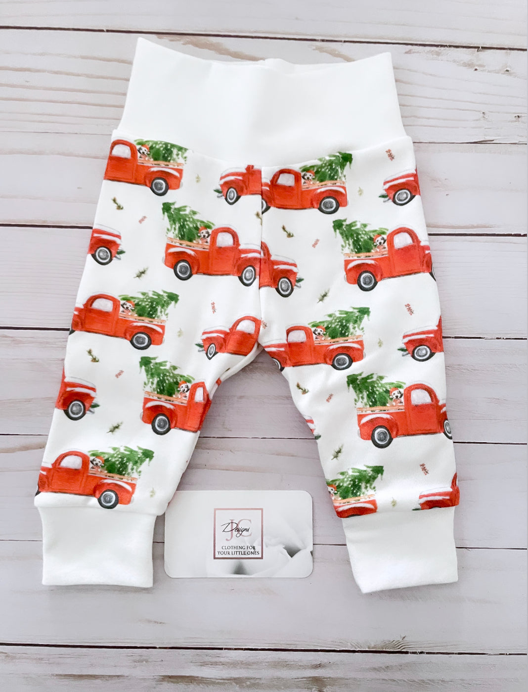 Tenue de petits camions rouges